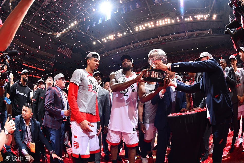 猛龙东部冠军颁奖典礼!小卡笑了!洛瑞抱着儿子哭!