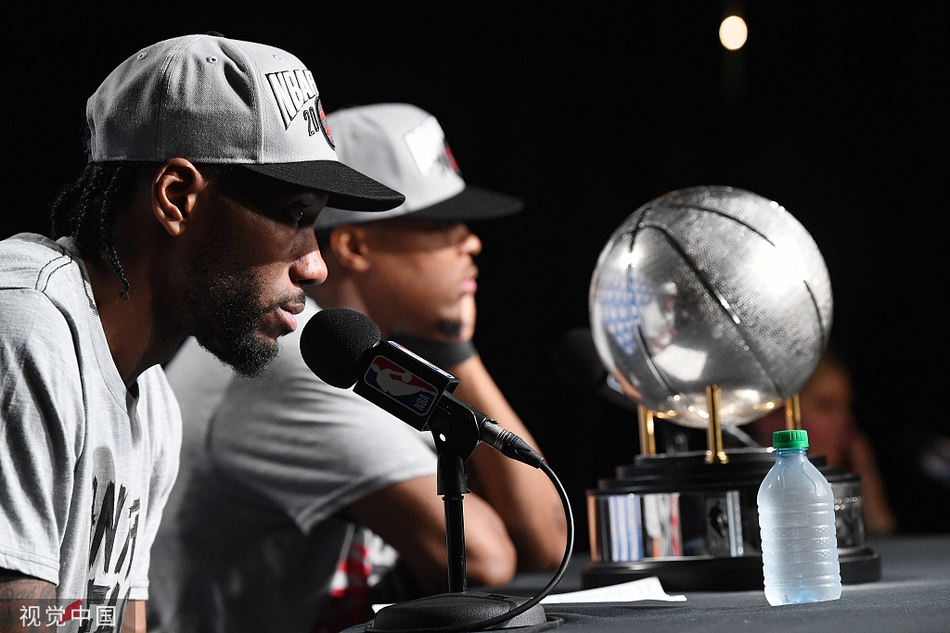 像极了爱情！被问猛龙为何能进总决赛，洛瑞一个举动把小卡逗笑了