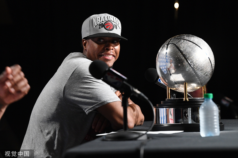 像极了爱情！被问猛龙为何能进总决赛，洛瑞一个举动把小卡逗笑了