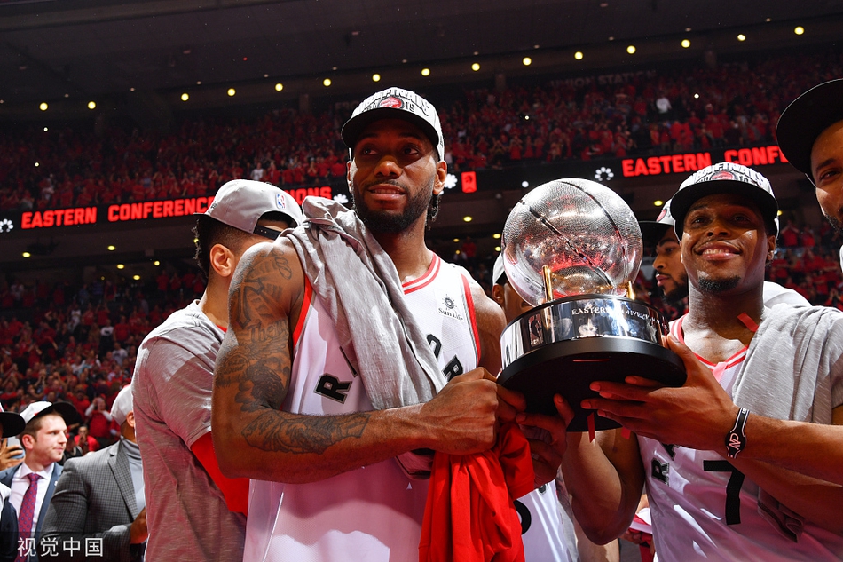 像极了爱情！被问猛龙为何能进总决赛，洛瑞一个举动把小卡逗笑了