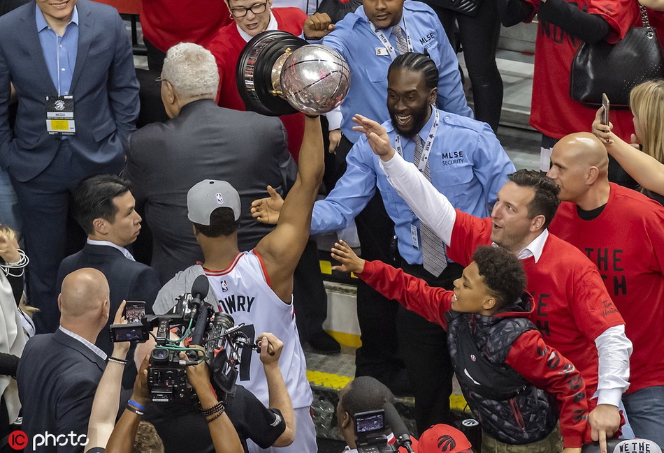 猛龙东部冠军颁奖典礼!小卡笑了!洛瑞抱着儿子哭!