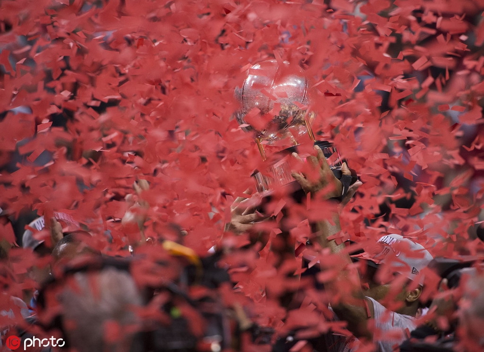 猛龙东部冠军颁奖典礼!小卡笑了!洛瑞抱着儿子哭!