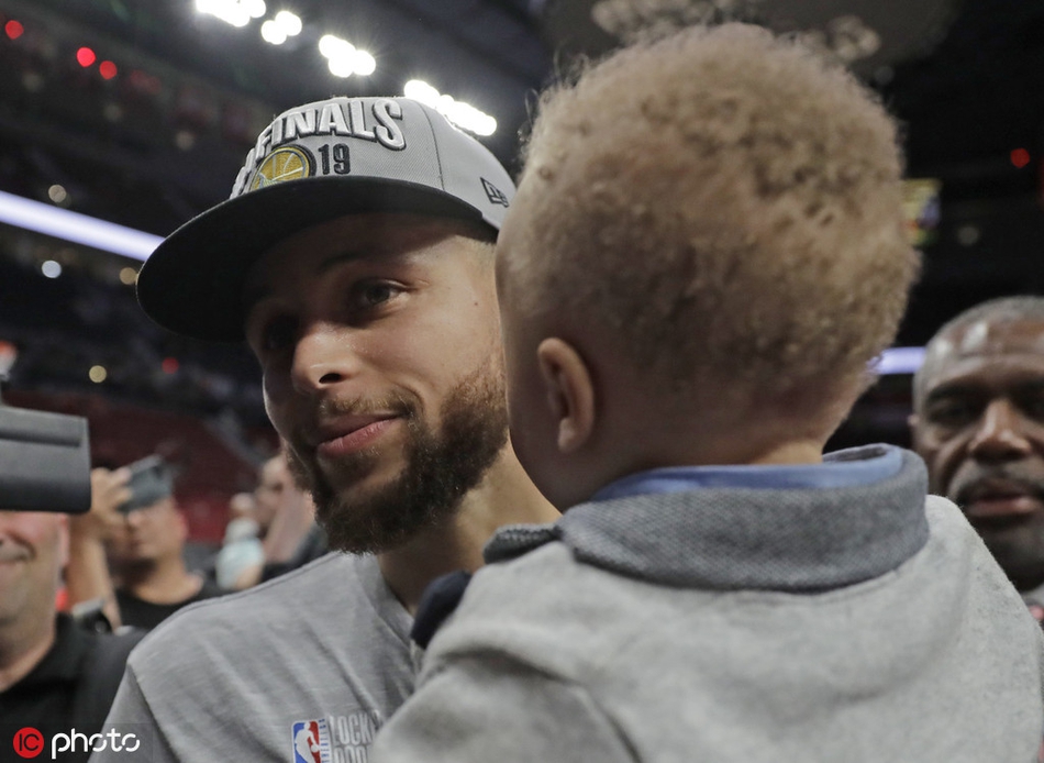 勇士西部冠军颁奖典礼！杜兰特缺席库里带娃！考辛斯一脸高冷！