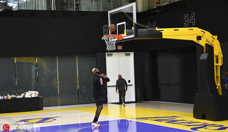 力挺！詹皇亮相湖人新帅发布会！双方对合作前景都十分兴奋