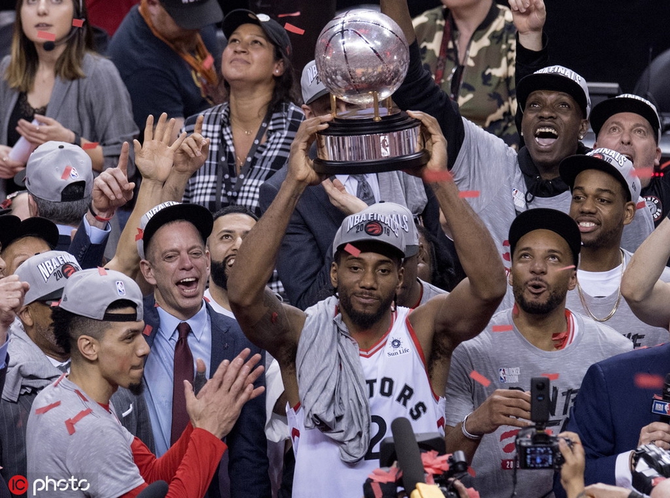 猛龙东部冠军颁奖典礼!小卡笑了!洛瑞抱着儿子哭!