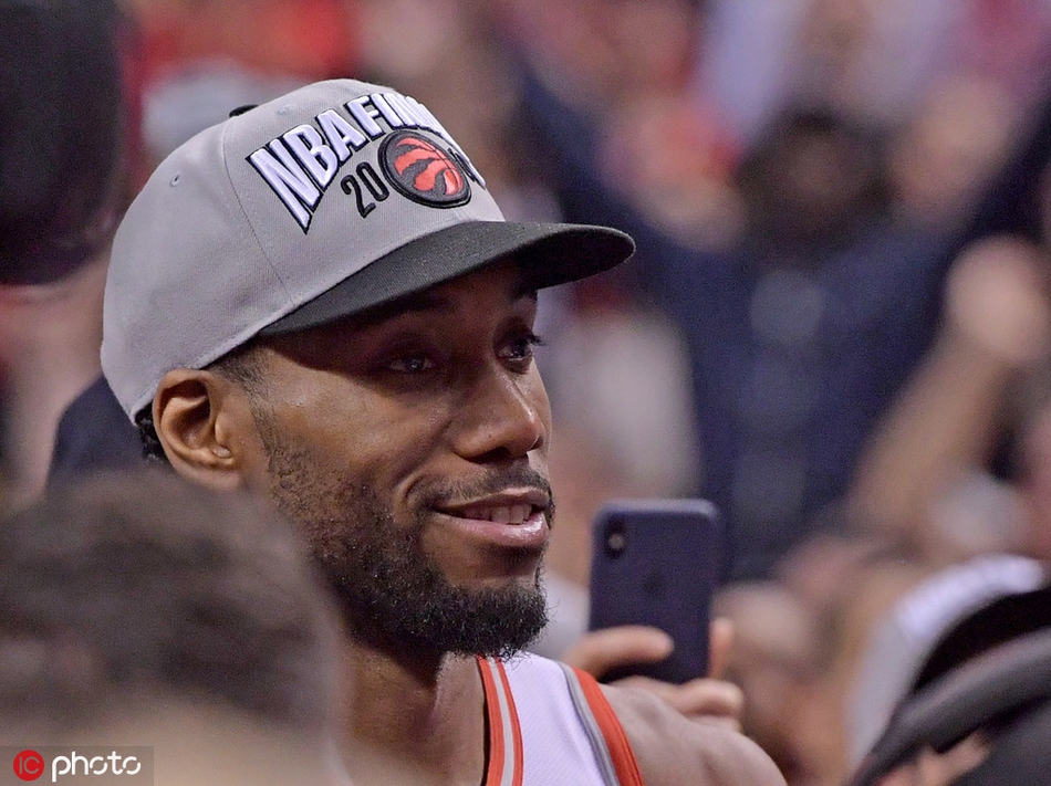 猛龙东部冠军颁奖典礼!小卡笑了!洛瑞抱着儿子哭!