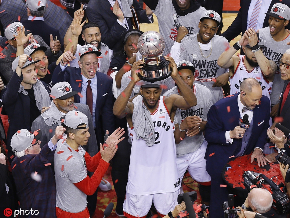 猛龙东部冠军颁奖典礼!小卡笑了!洛瑞抱着儿子哭!