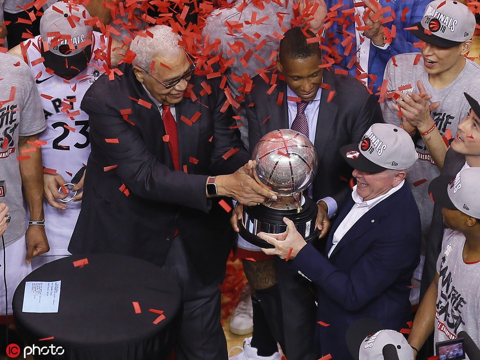 猛龙东部冠军颁奖典礼!小卡笑了!洛瑞抱着儿子哭!