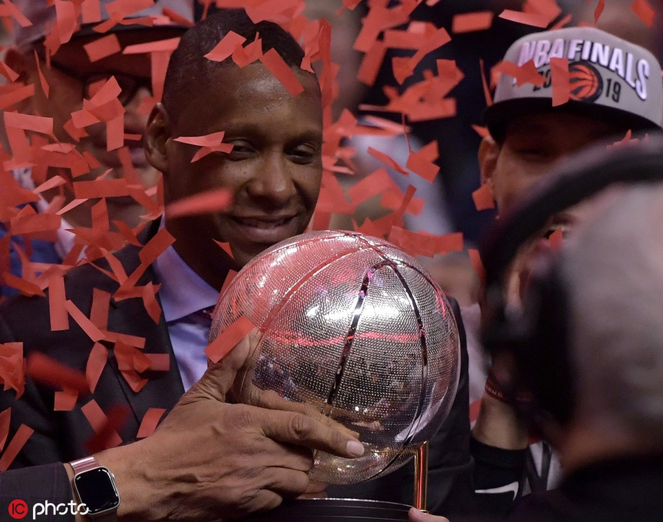 猛龙东部冠军颁奖典礼!小卡笑了!洛瑞抱着儿子哭!