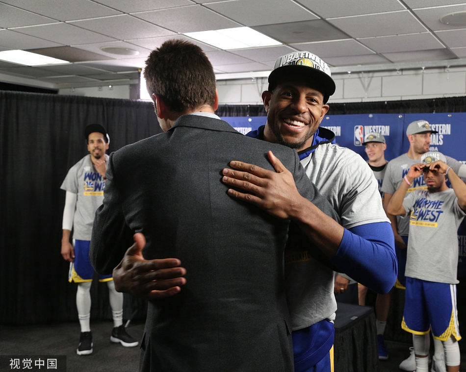 勇士西部冠军颁奖典礼！杜兰特缺席库里带娃！考辛斯一脸高冷！