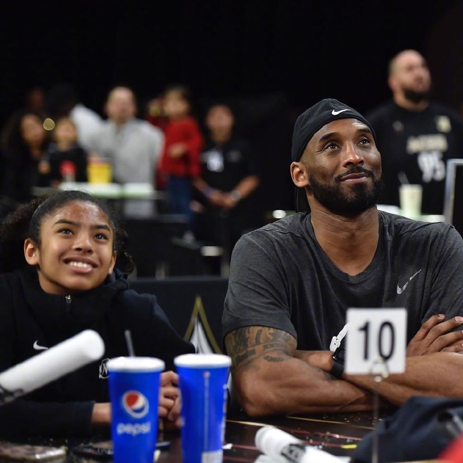 提前考察？科比带女儿观战WNBA 教练还是他老队友！