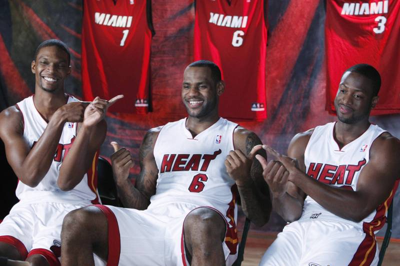 5、詹姆斯加盟热火、骑士和湖人（2010，6年1.101亿；2014，2年4210万；2018，4年1.54亿）