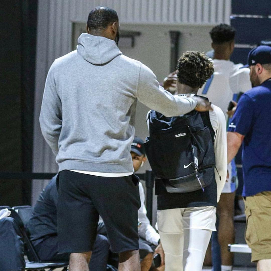 香蕉船兄弟再度同框！詹韦瓜哥齐现身为布朗尼扎伊尔助威