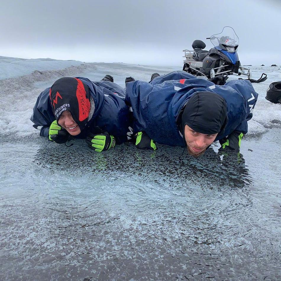 库里夫妇上演极光之恋！冰岛探险大秀恩爱！