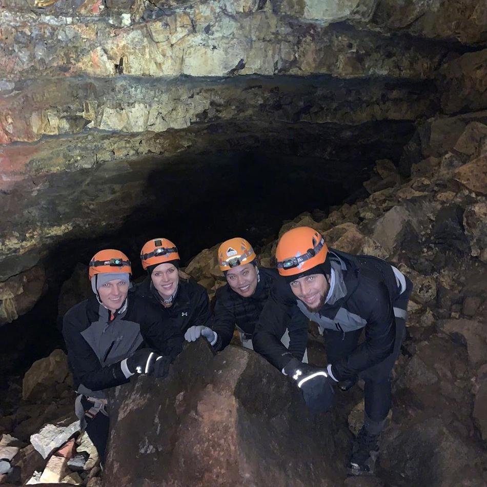 库里夫妇上演极光之恋！冰岛探险大秀恩爱！