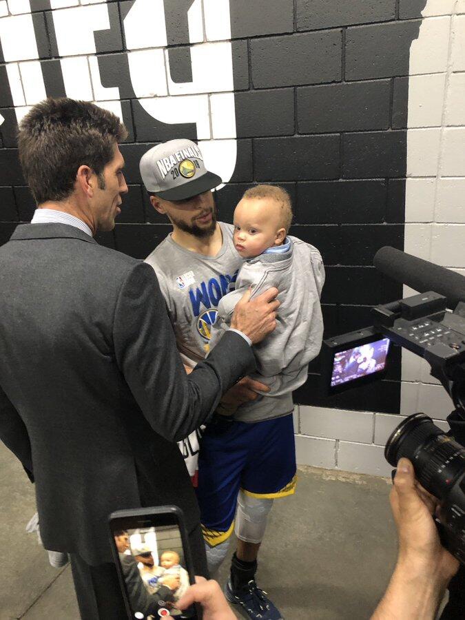 勇士西部冠军颁奖典礼！杜兰特缺席库里带娃！考辛斯一脸高冷！