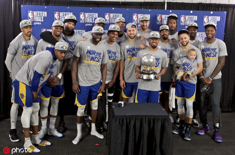 勇士西部冠军颁奖典礼！杜兰特缺席库里带娃！考辛斯一脸高冷！
