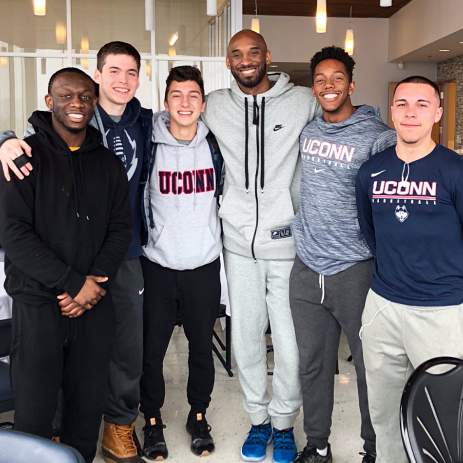 科比又变妇女之友！带闺女看女篮比赛父爱满满