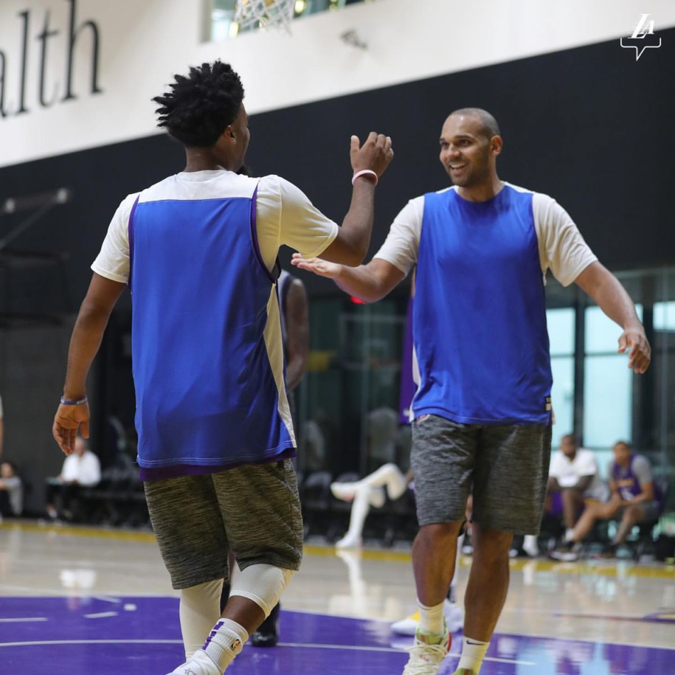 湖人训练营首日精彩瞬间！詹姆斯对位浓眉哥 魔兽隔扣队友