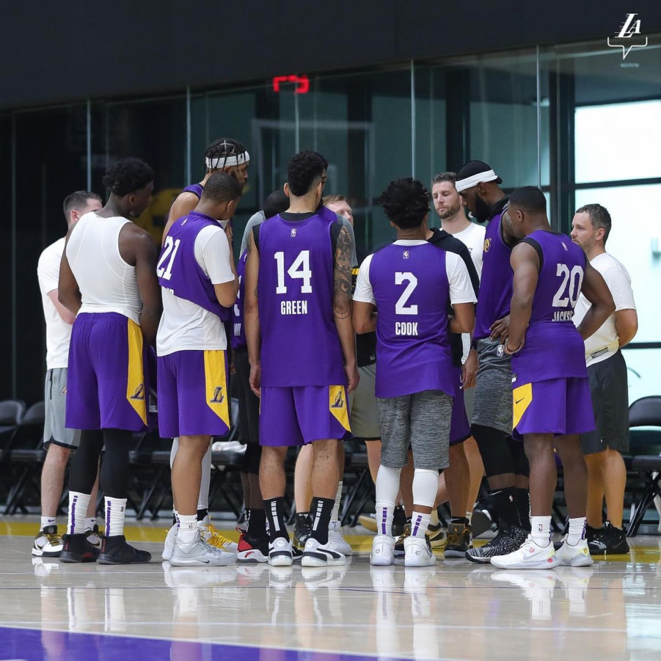 湖人训练营首日精彩瞬间！詹姆斯对位浓眉哥 魔兽隔扣队友