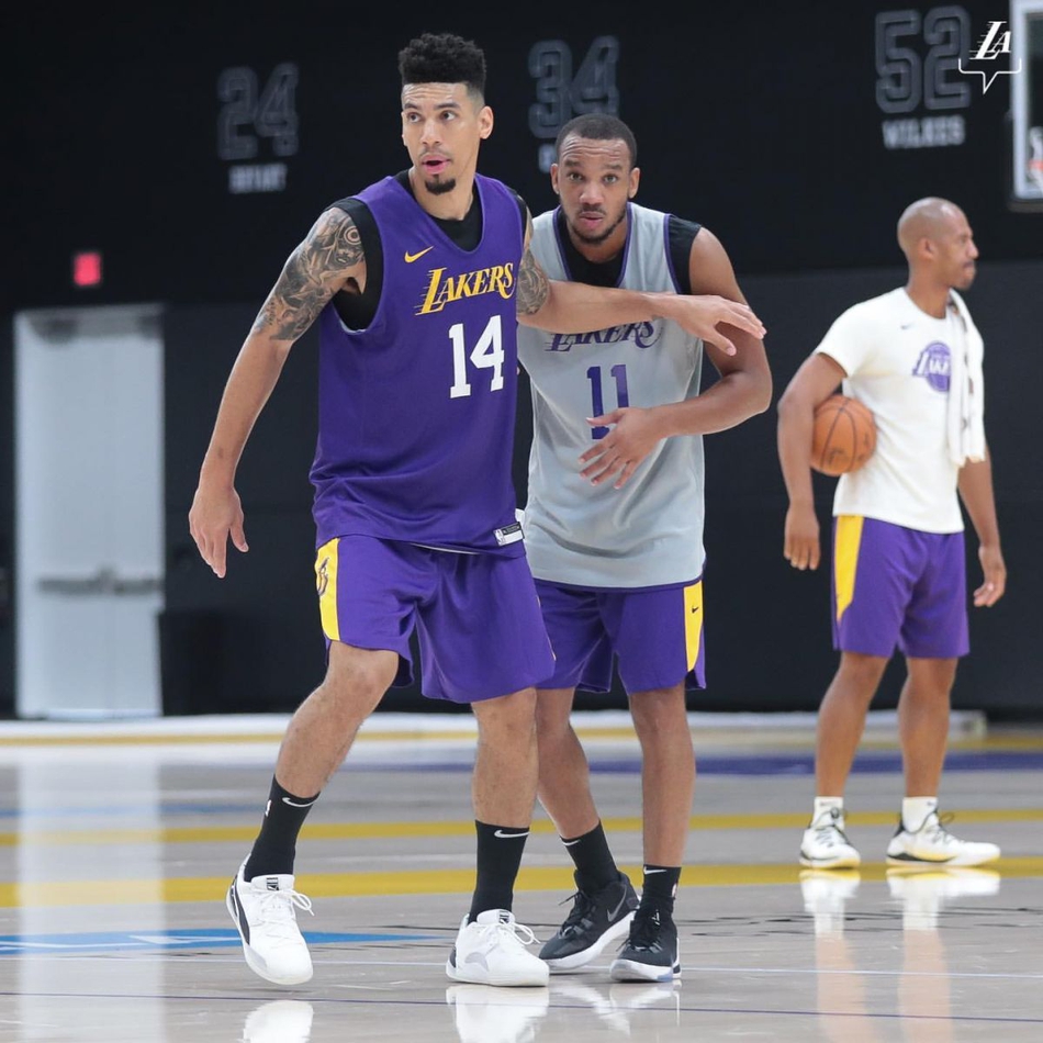 湖人训练营首日精彩瞬间！詹姆斯对位浓眉哥 魔兽隔扣队友