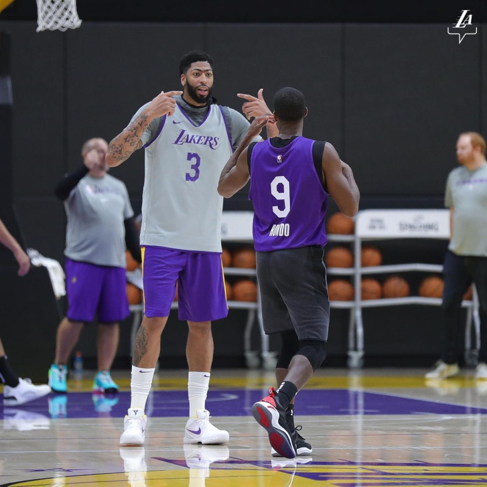 湖人训练营首日精彩瞬间！詹姆斯对位浓眉哥 魔兽隔扣队友