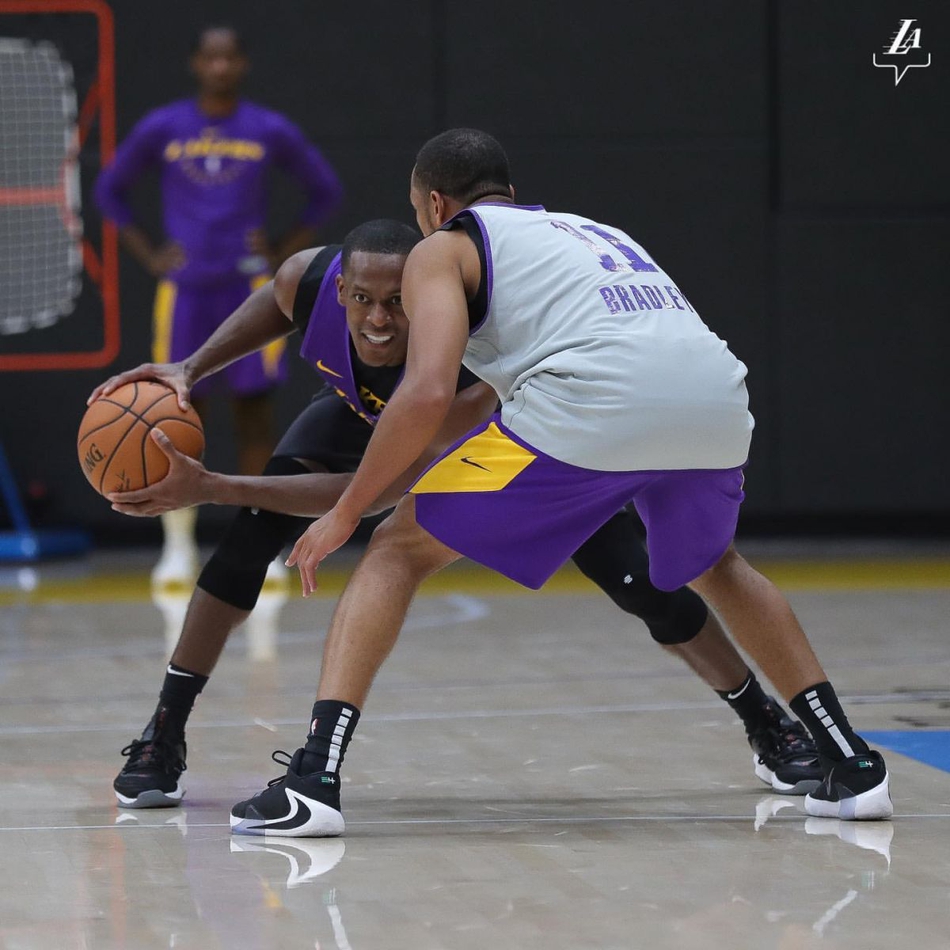 湖人训练营首日精彩瞬间！詹姆斯对位浓眉哥 魔兽隔扣队友