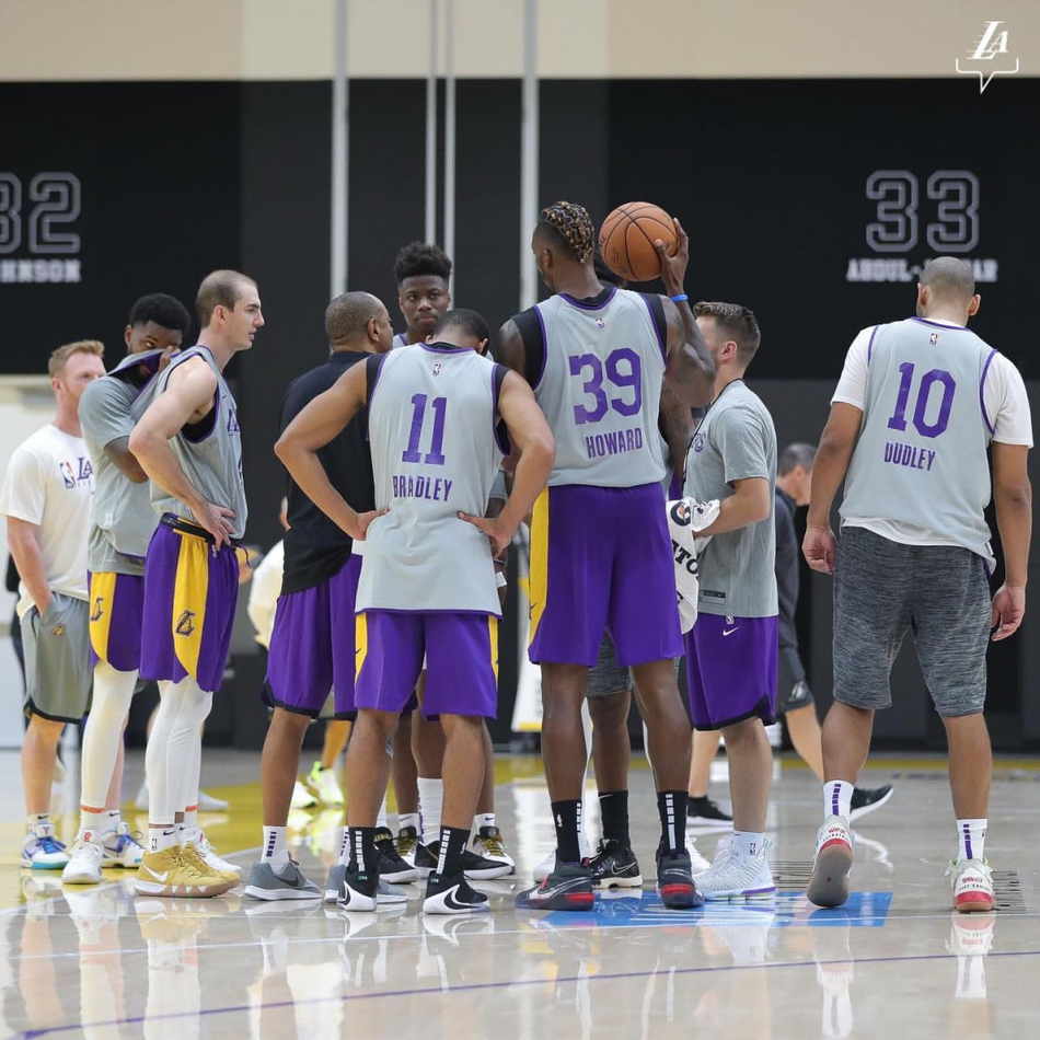 湖人训练营首日精彩瞬间！詹姆斯对位浓眉哥 魔兽隔扣队友