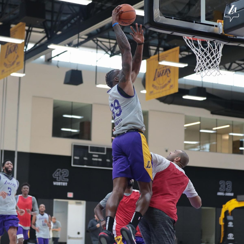 湖人训练营首日精彩瞬间！詹姆斯对位浓眉哥 魔兽隔扣队友