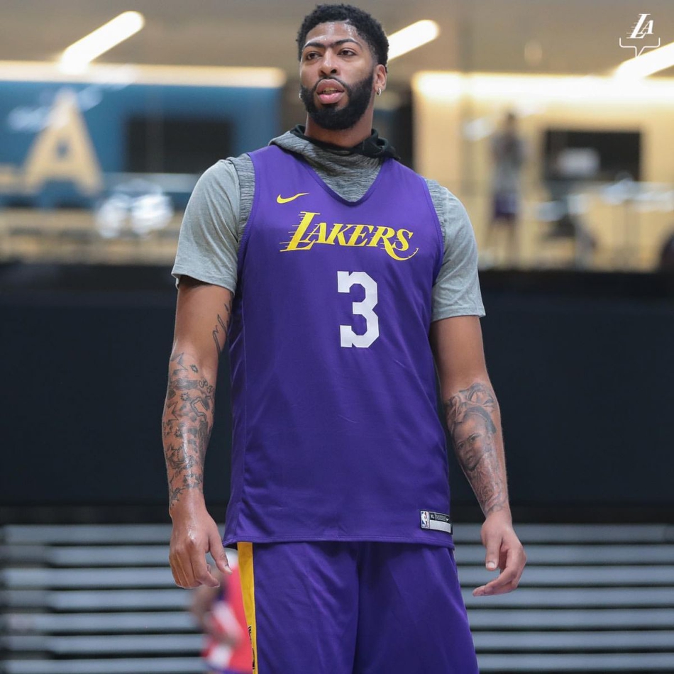 湖人训练营首日精彩瞬间！詹姆斯对位浓眉哥 魔兽隔扣队友