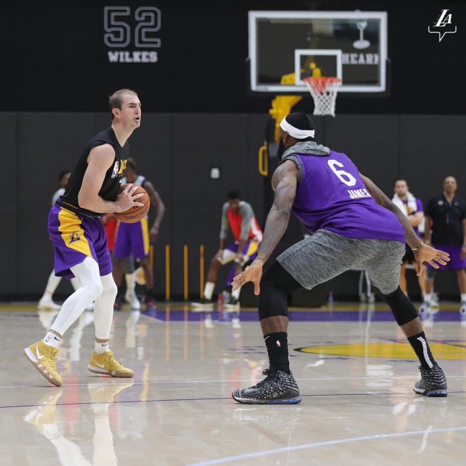 湖人训练营首日精彩瞬间！詹姆斯对位浓眉哥 魔兽隔扣队友