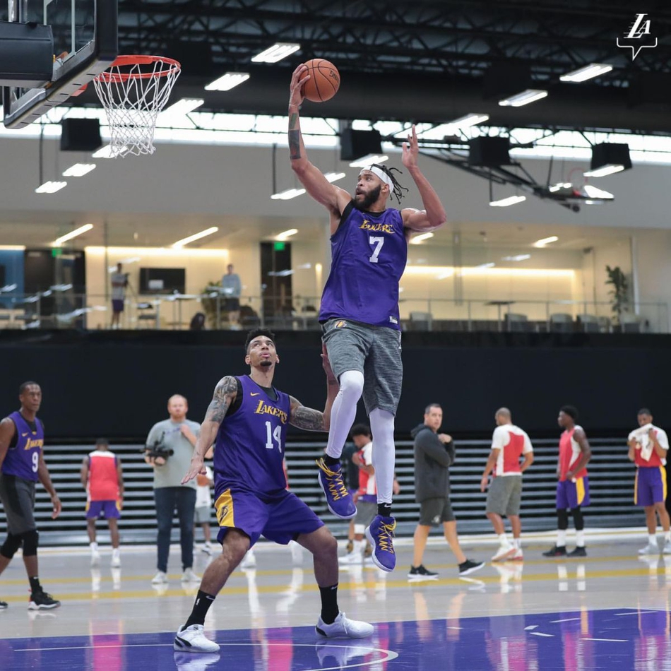 湖人训练营首日精彩瞬间！詹姆斯对位浓眉哥 魔兽隔扣队友