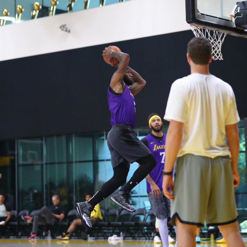 湖人晒詹姆斯今日训练照 赤膊上阵对位浓眉哥 还送滑翔重扣