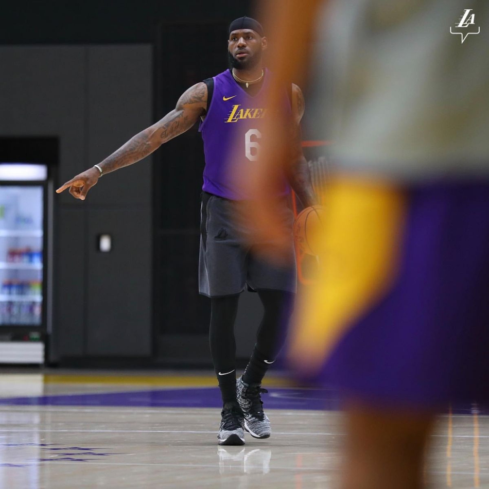 湖人晒詹姆斯今日训练照 赤膊上阵对位浓眉哥 还送滑翔重扣