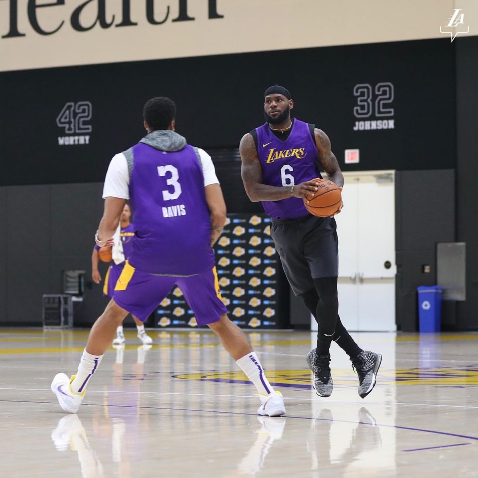 湖人晒詹姆斯今日训练照 赤膊上阵对位浓眉哥 还送滑翔重扣