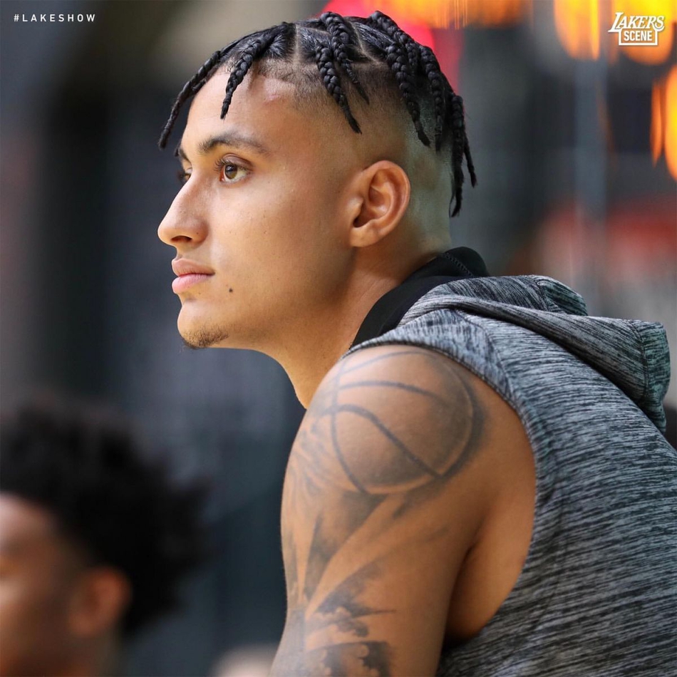 湖人备战揭幕战！詹姆斯笑成表情包 高冷隆多罕见卖萌比剪刀手