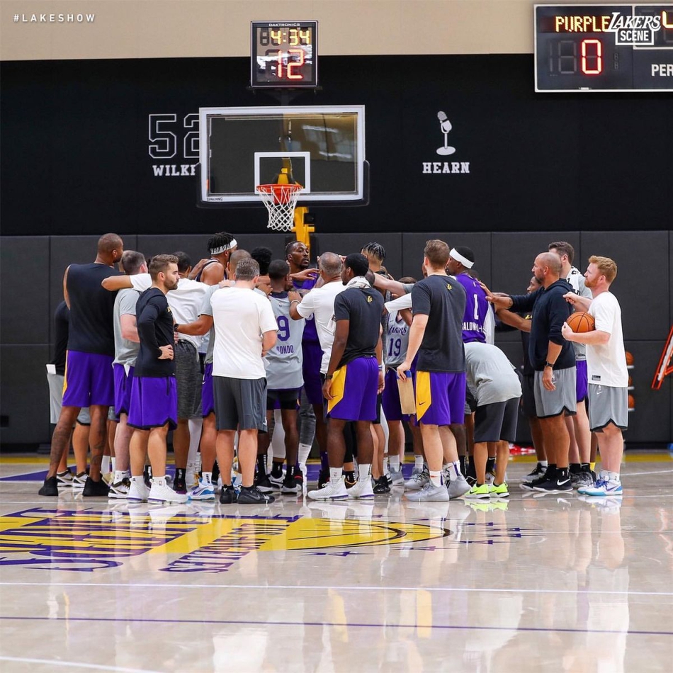 湖人备战揭幕战！詹姆斯笑成表情包 高冷隆多罕见卖萌比剪刀手