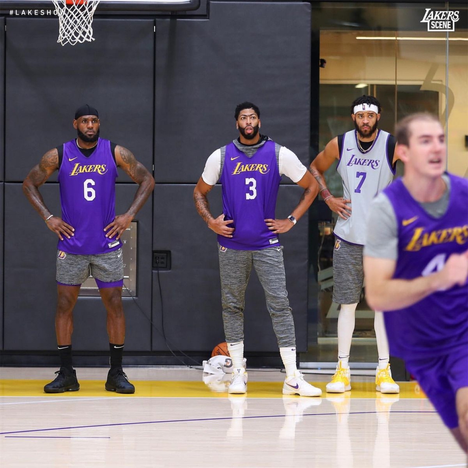 湖人备战揭幕战！詹姆斯笑成表情包 高冷隆多罕见卖萌比剪刀手