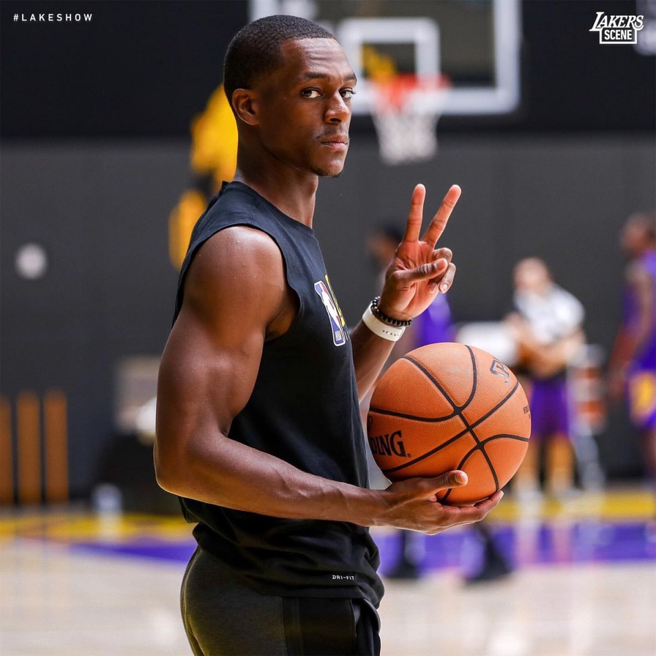 湖人备战揭幕战！詹姆斯笑成表情包 高冷隆多罕见卖萌比剪刀手