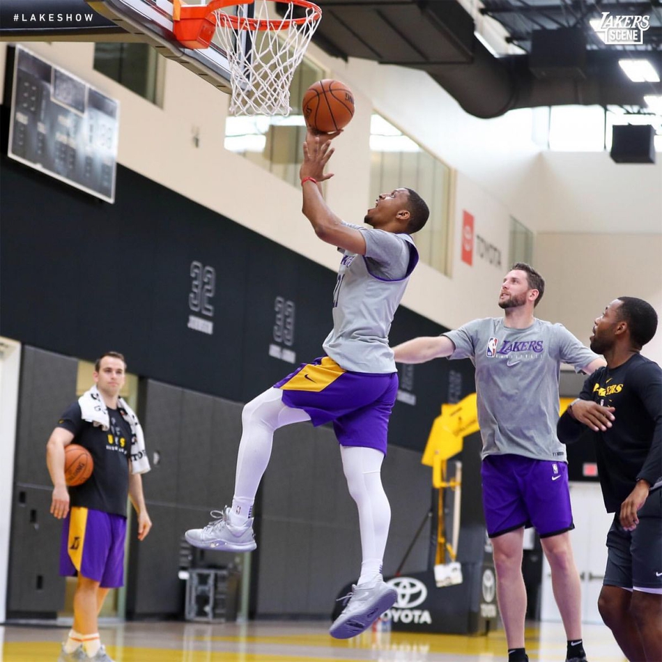 湖人备战揭幕战！詹姆斯笑成表情包 高冷隆多罕见卖萌比剪刀手