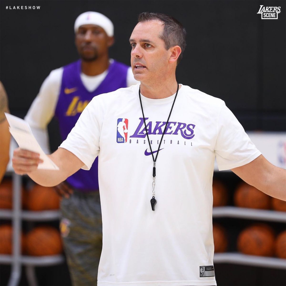 湖人备战揭幕战！詹姆斯笑成表情包 高冷隆多罕见卖萌比剪刀手