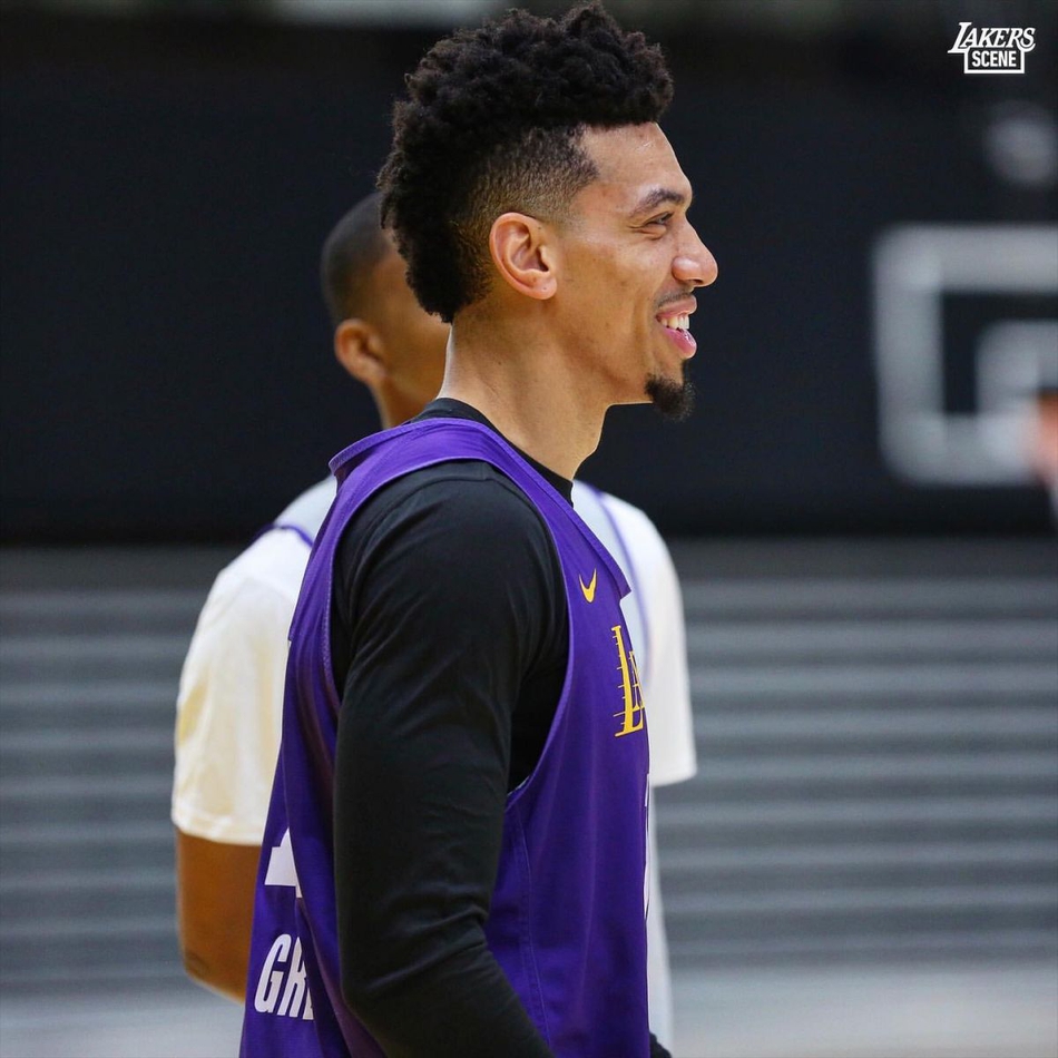 又把上衣脱了！湖人训练詹姆斯半裸出镜疯狂秀肌肉