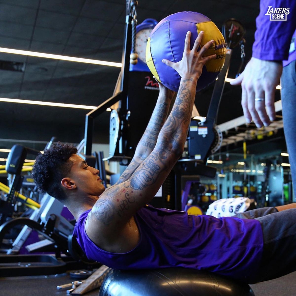 又把上衣脱了！湖人训练詹姆斯半裸出镜疯狂秀肌肉