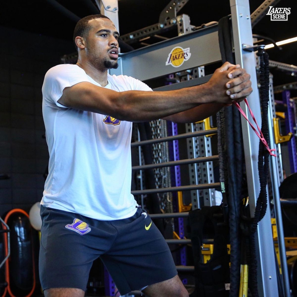 又把上衣脱了！湖人训练詹姆斯半裸出镜疯狂秀肌肉