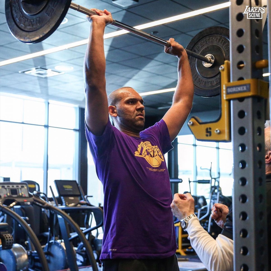 又把上衣脱了！湖人训练詹姆斯半裸出镜疯狂秀肌肉