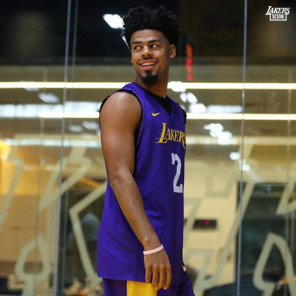 又把上衣脱了！湖人训练詹姆斯半裸出镜疯狂秀肌肉