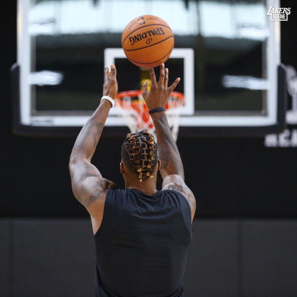 又把上衣脱了！湖人训练詹姆斯半裸出镜疯狂秀肌肉