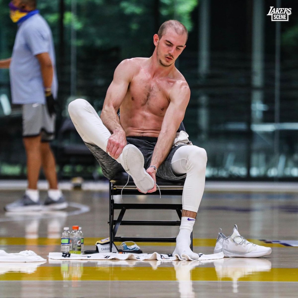 操练起来！湖人球员回归球馆开始训练 詹姆斯浓眉哥齐上阵