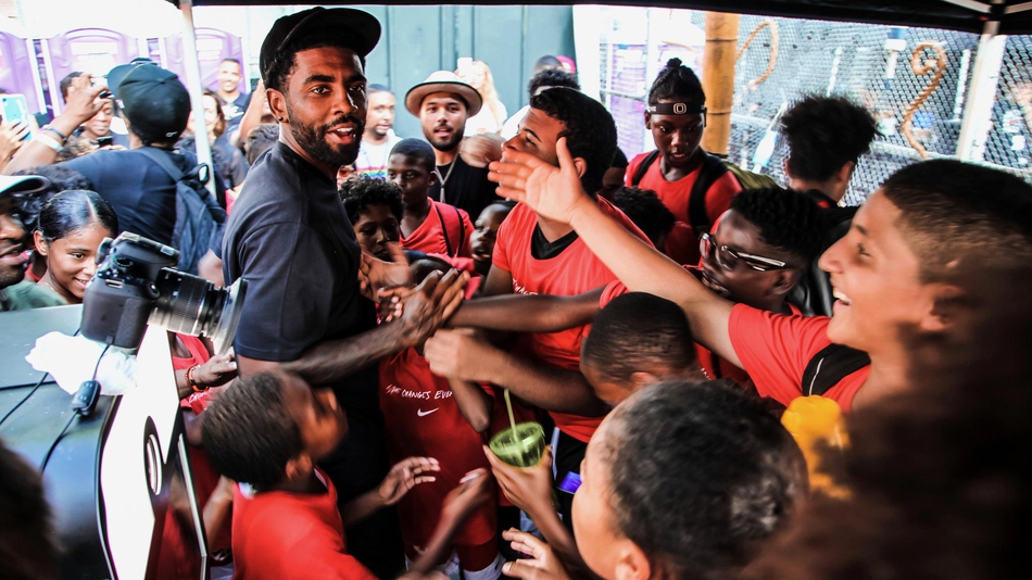 欧文现身街球场帅气逼人 T恤上的口号让女球迷笑了