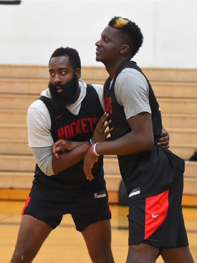 火箭夏威夷开练备战快船！威少对位哈登塔克